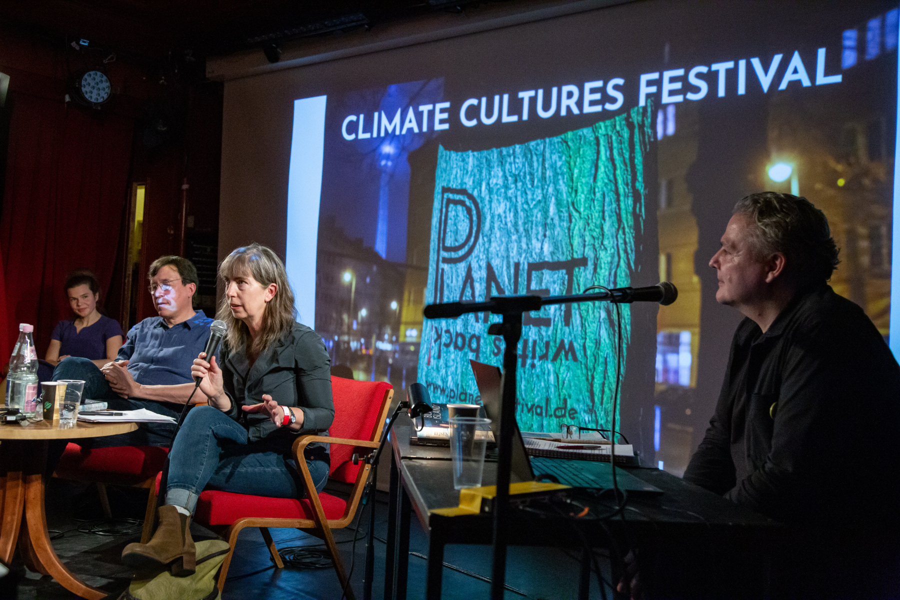 Von links: Franziska Krol, Minik Rosing, Cathrine Bush und Martin Zähringer beim Climate Cultures Festival 2021 im Roten Salon in der Volksbühne
