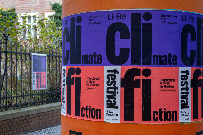 Litfaßsäule vor dem Literaturhaus mit dem Festivalplakat