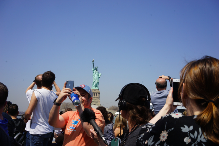 Bootstour um New York mit Freiheitsstatue. Touristen machen Fotos